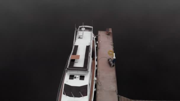 Barcos de molhe no rio. Tiro de ar do drone — Vídeo de Stock
