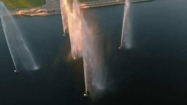 日没時の高い噴水。ドローンからの空中撮影 — ストック動画