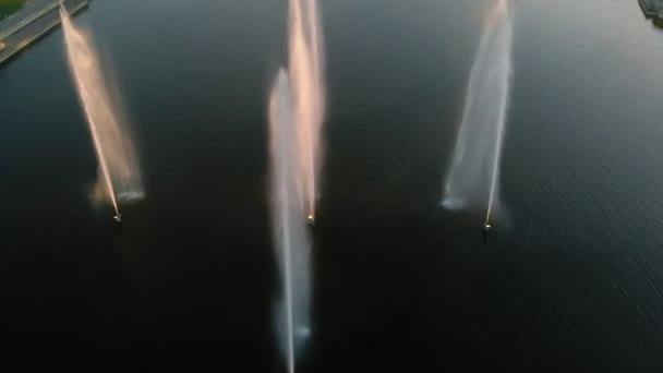 Höga fontäner vid solnedgången. Flygfotografering från drönaren — Stockvideo