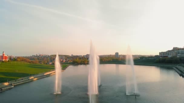 Hoge fonteinen bij zonsondergang. Lucht schieten vanuit de drone — Stockvideo