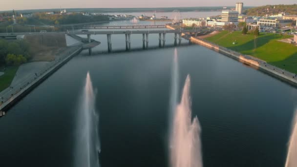 Fuentes altas al atardecer. Disparos de aire desde el dron — Vídeo de stock