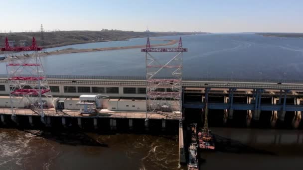 Wasserkraftwerk am Fluss, Hubschrauber schießen — Stockvideo
