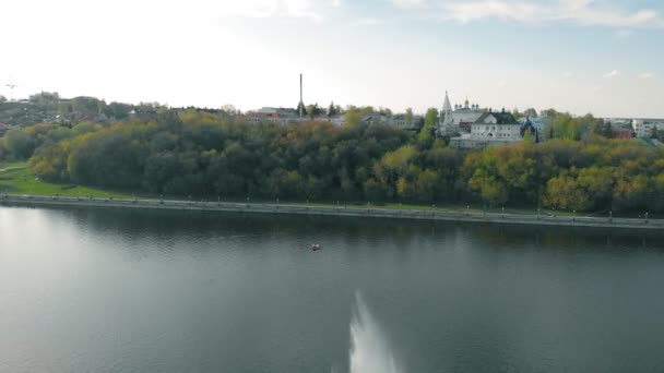 Fuentes altas al atardecer. Disparos de aire desde el dron — Vídeo de stock