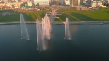 Gün batımında yüksek çeşmeler. İhA'dan hava atışı