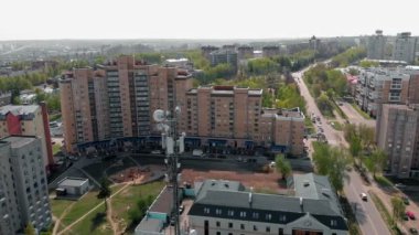 Baz istasyonu. Kentsel çevre, konut binaları. İhA'dan havadan çekim