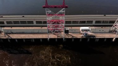 nehir üzerinde hidro elektrik santrali, helikopter ateş