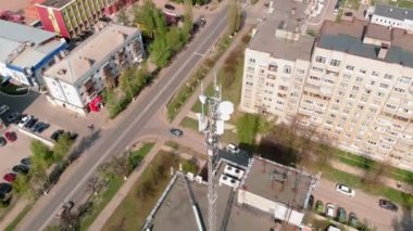 Baz istasyonu. Kentsel çevre, konut binaları. İhA'dan havadan çekim