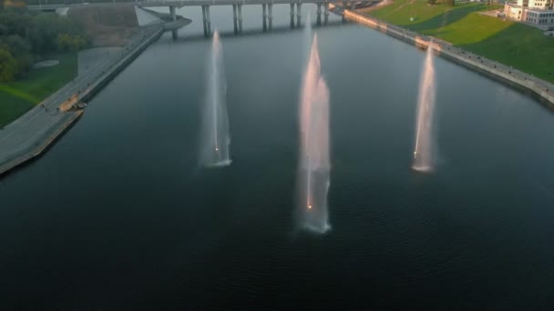 Fuentes altas al atardecer. Disparos de aire desde el dron — Vídeos de Stock