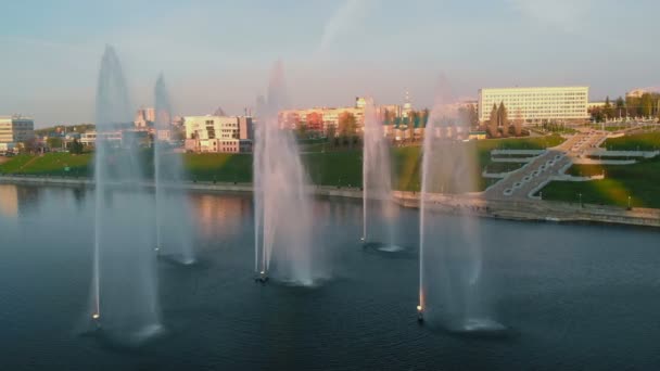 Hoge fonteinen bij zonsondergang. Lucht schieten vanuit de drone — Stockvideo