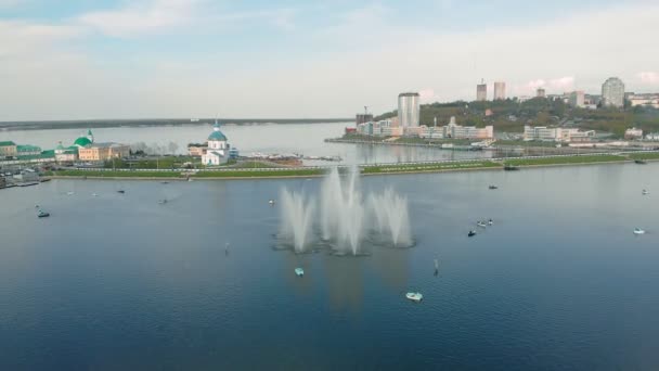 Hautes fontaines au coucher du soleil. Tir d'air du drone — Video