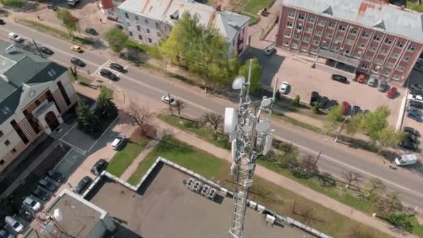 La tour cellulaire. Environnement urbain, bâtiments résidentiels. Tir aérien depuis le drone — Video