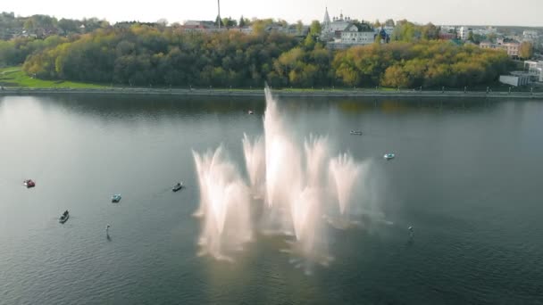 Vysoké fontány při západu slunce. Střelba z dronu — Stock video