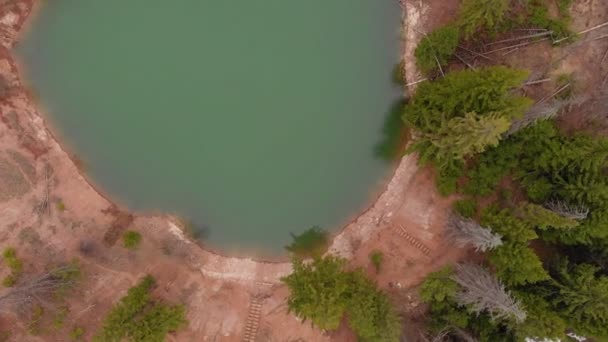 Schöner See in einem Krater mit türkisfarbenem Wasser. Hubschraubereinsatz. — Stockvideo
