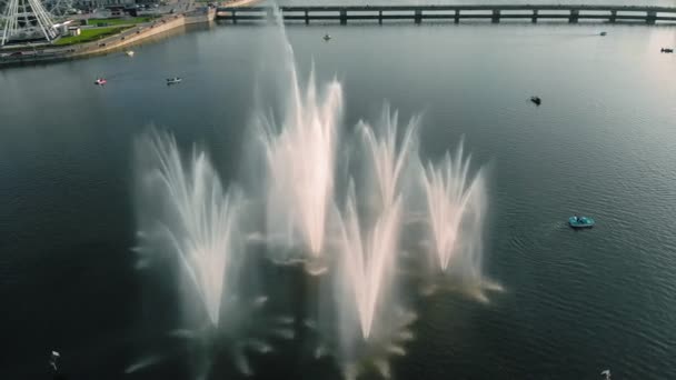Hoge fonteinen bij zonsondergang. Lucht schieten vanuit de drone — Stockvideo