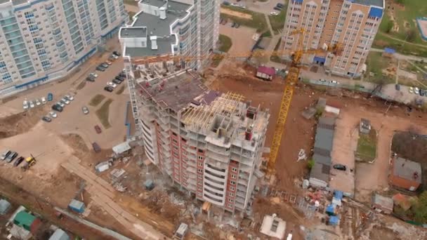 Bouw van een residentiële hoogbouw. Lucht schieten vanuit de drone — Stockvideo