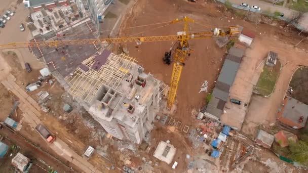 Construction d'un immeuble résidentiel de grande hauteur. Tir aérien depuis le drone — Video