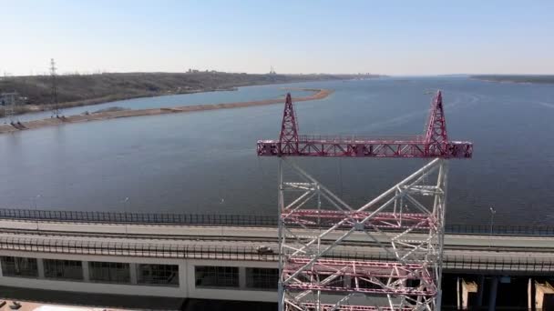 川の水力発電所、ヘリコプターシュート — ストック動画