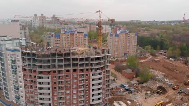 Construcción de un edificio residencial de gran altura. Disparos aéreos desde el dron — Vídeos de Stock