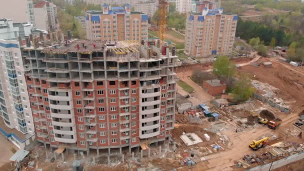 Construcción de un edificio residencial de gran altura. Disparos aéreos desde el dron — Vídeos de Stock