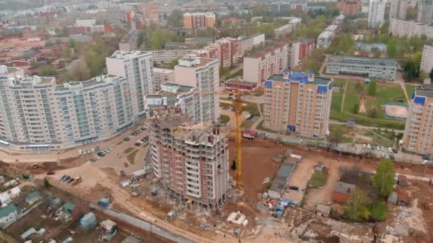 Будівництво житлового багатоповерхового будинку. Повітряна стрільба з безпілотника — стокове відео