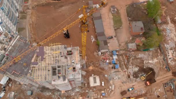 Construção de um edifício residencial. Tiro aéreo do drone — Vídeo de Stock