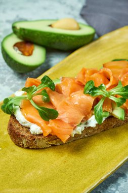 Açık gri bir arka plan üzerinde brockett ile sarı bir plaka. Yemeklerin güzel bir porsiyon. Restoran menüsü