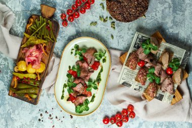 Salamura sebze ile soğuk et aperatifler. Yemeklerin güzel bir porsiyon. Açık gri arka plan. Restoran menüsü