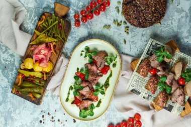 Salamura sebze ile soğuk et aperatifler. Yemeklerin güzel bir porsiyon. Açık gri arka plan. Restoran menüsü