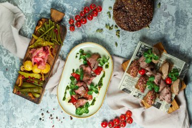 Salamura sebze ile soğuk et aperatifler. Yemeklerin güzel bir porsiyon. Açık gri arka plan. Restoran menüsü