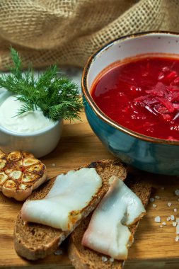 Kırmızı çorba. Güzel servis yemekleri. Restoran menüsü