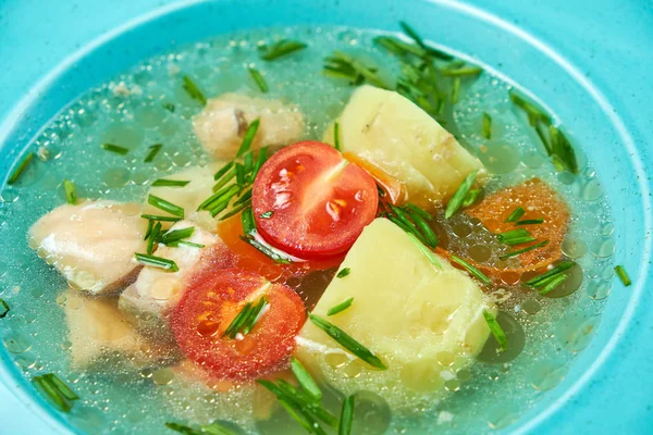 Rode vissoep in een blauwe plaat. Prachtige serveren gerechten. Restaurant menu — Stockfoto