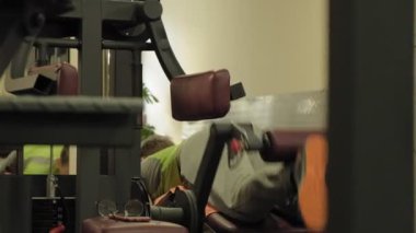 Spor salonundaki adam. Fitness. Sağlıklı yaşam tarzı