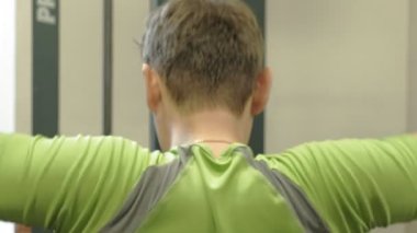 Kilolu adam spor salonundaüst bloğu paylaşıyor. Fitness. Sağlıklı yaşam tarzı.