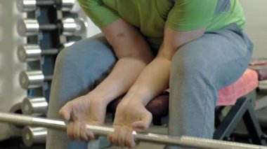 Spor salonundaki adam. Fitness. Sağlıklı yaşam tarzı