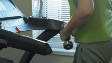 Spor salonunda koşu bandında kilolu bir adam. Fitness. Sağlıklı yaşam tarzı