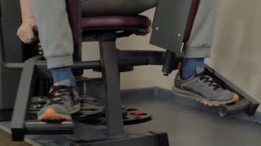 Spor salonundaki adam. Fitness. Sağlıklı yaşam tarzı