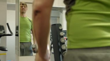 Spor salonundaki adam. Fitness. Sağlıklı yaşam tarzı