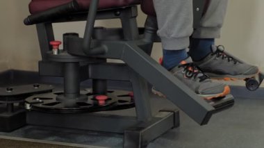 Spor salonundaki adam. Fitness. Sağlıklı yaşam tarzı