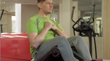 Spor salonundaki adam. Fitness. Sağlıklı yaşam tarzı