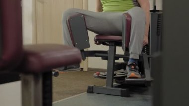 Spor salonundaki adam. Fitness. Sağlıklı yaşam tarzı