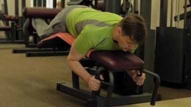 Spor salonundaki adam. Fitness. Sağlıklı yaşam tarzı