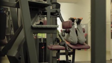 Spor salonundaki adam. Fitness. Sağlıklı yaşam tarzı