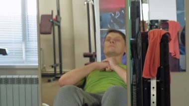 Spor salonundaki adam. Fitness. Sağlıklı yaşam tarzı