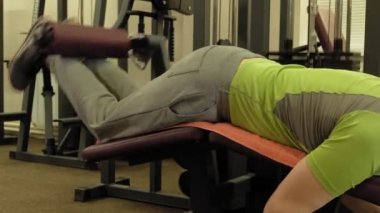 Spor salonundaki adam. Fitness. Sağlıklı yaşam tarzı