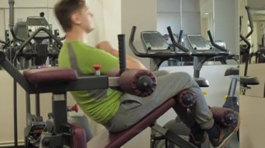 Spor salonundaki adam. Fitness. Sağlıklı yaşam tarzı