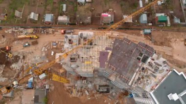 Bir konut yüksek katlı bina inşaatı. İhA'dan havadan çekim