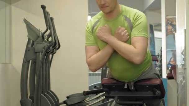 Mannen i gymmet. Fitness. Hälsosam livsstil — Stockvideo