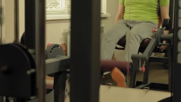 L'homme dans la salle de gym. En forme. Mode de vie sain — Video