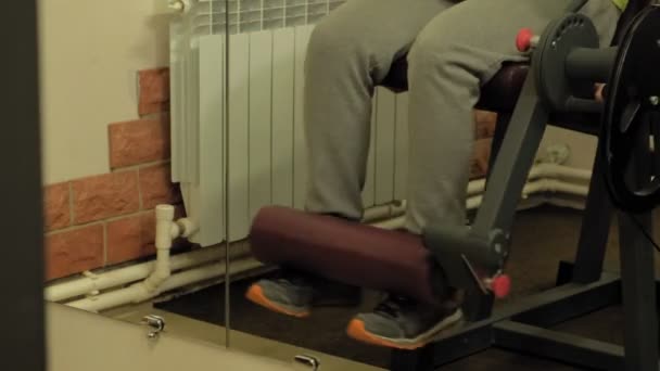 De man in de sportschool. Fitness. Gezonde levensstijl — Stockvideo