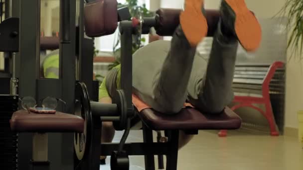 L'homme dans la salle de gym. En forme. Mode de vie sain — Video